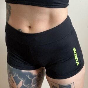 Virus mid rise booty short size small
